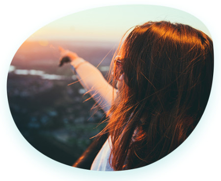 Chica señalando el horizonte con el dedo