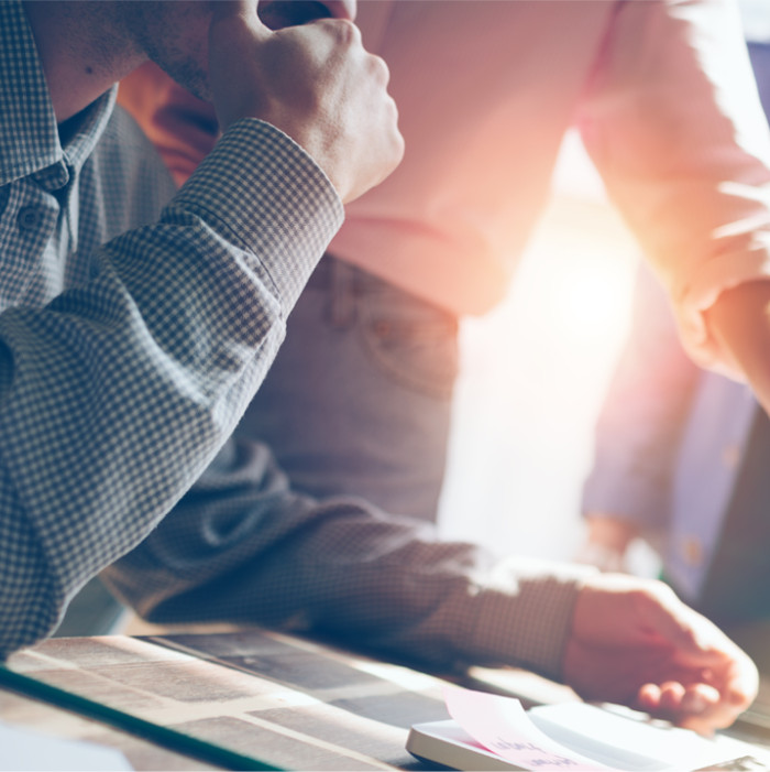 Dos personas trabajando en equipo