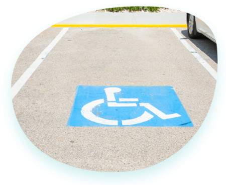 Silla de ruedas pintada en el suelo indicando plaza de aparcamiento destinada a tal fin