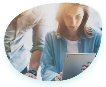 Dos personas mirando una tablet