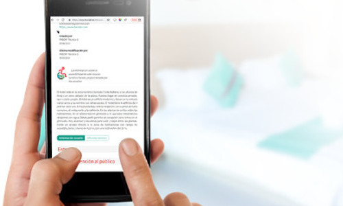 Móvil con app de TUR4all abierta