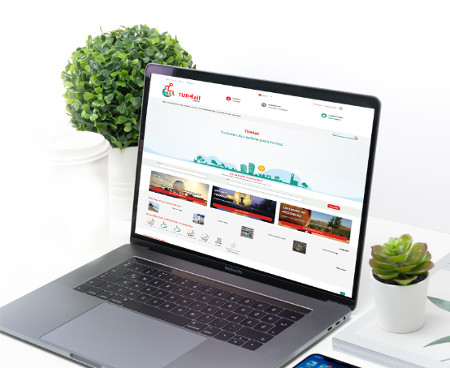 Ordenador con página web de TUR4all abierta