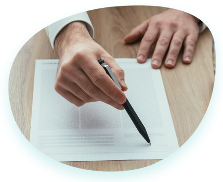 Mano con bolígrafo sobre un folio