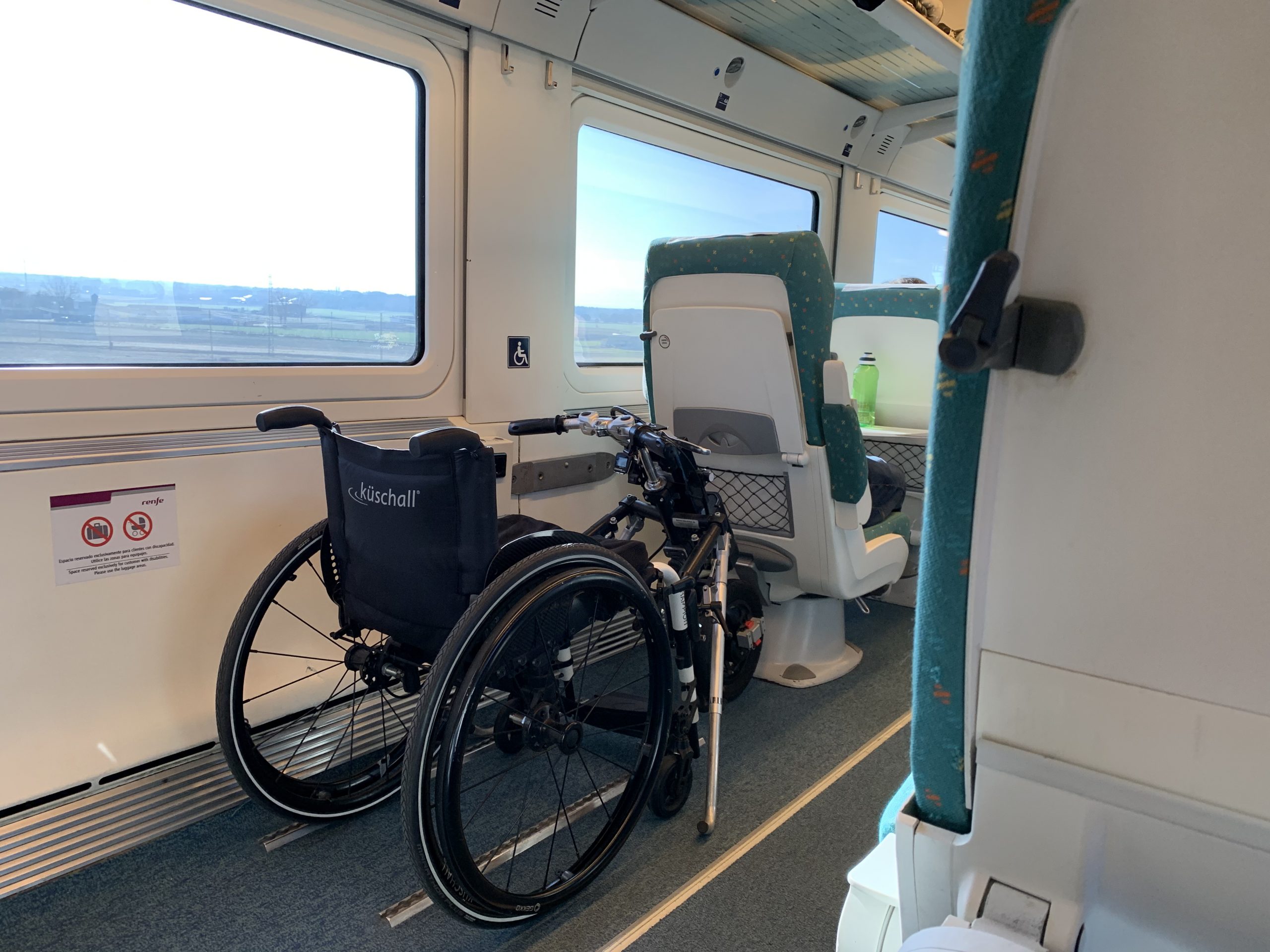 Una silla de ruedas dentro de un vagón de tren.