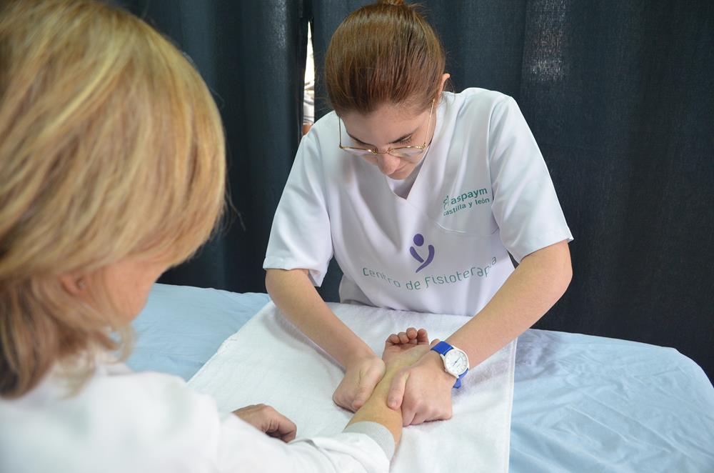 Una fisioterapeuta trata una muñeca de una paciente