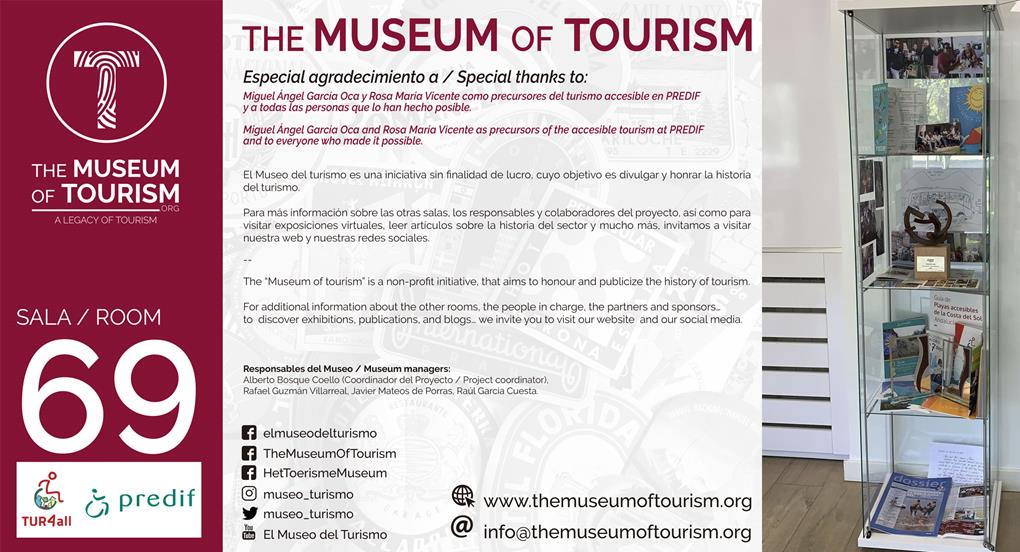Cartel con el número 69 de sala y una foto de la vitrina de la sala de turismo accesible