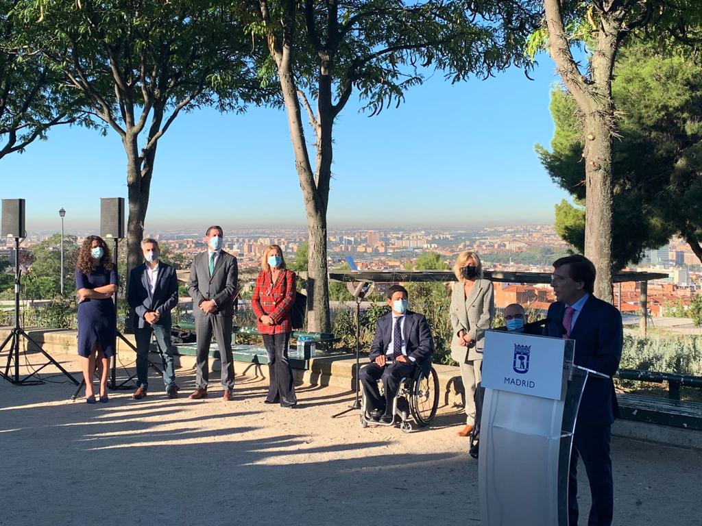 El alcalde e Madrid, José Luis Martínez Almeida, inaugura el 'Espacio Miguel Ángel García Oca' en el Cerro del Tío Pío