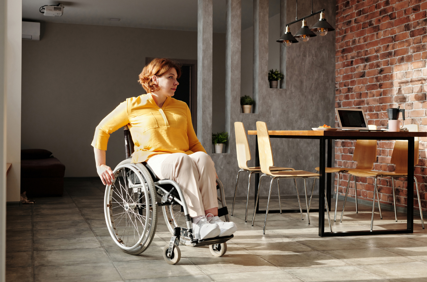 Mujer en silla de ruedas en el salón de una casa