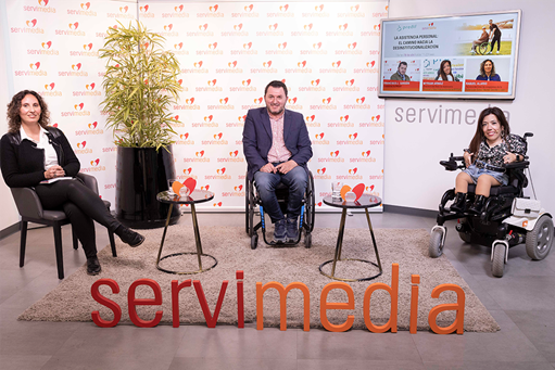 De izquierda a derecha, Raquel Alario, de la Federación Salud Mental Castilla y León; Francisco Sardón, presidente de PREDIF; y Myriam Arnáiz, directora técnica del área de Autonomía Personal y Vida Independiente. Los tres aparecen sentados en el plató de Servimedia, instantes antes de que diera comienzo el diálogo.