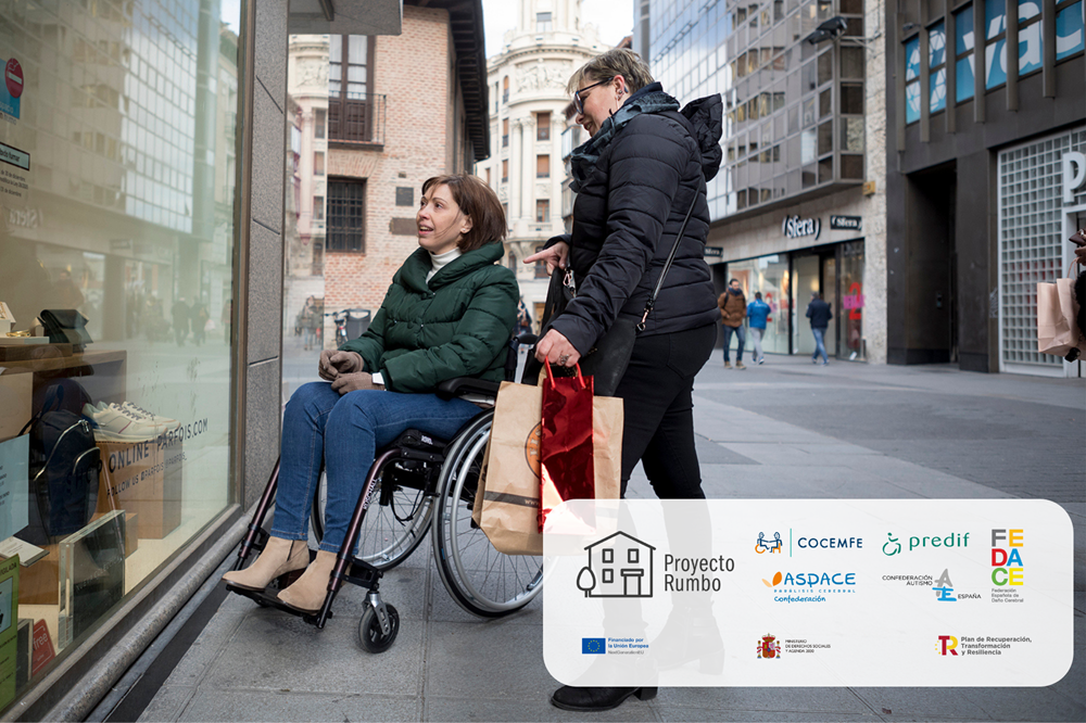 Una mujer en silla de ruedas con su asistente personal en la calle de compras y los logos de de Rumbo, COCEMFE, PREDIF, ASPACE, AUTISMO y FEDACE, y Fondos NextGenerationEU y Plan de Recuperación