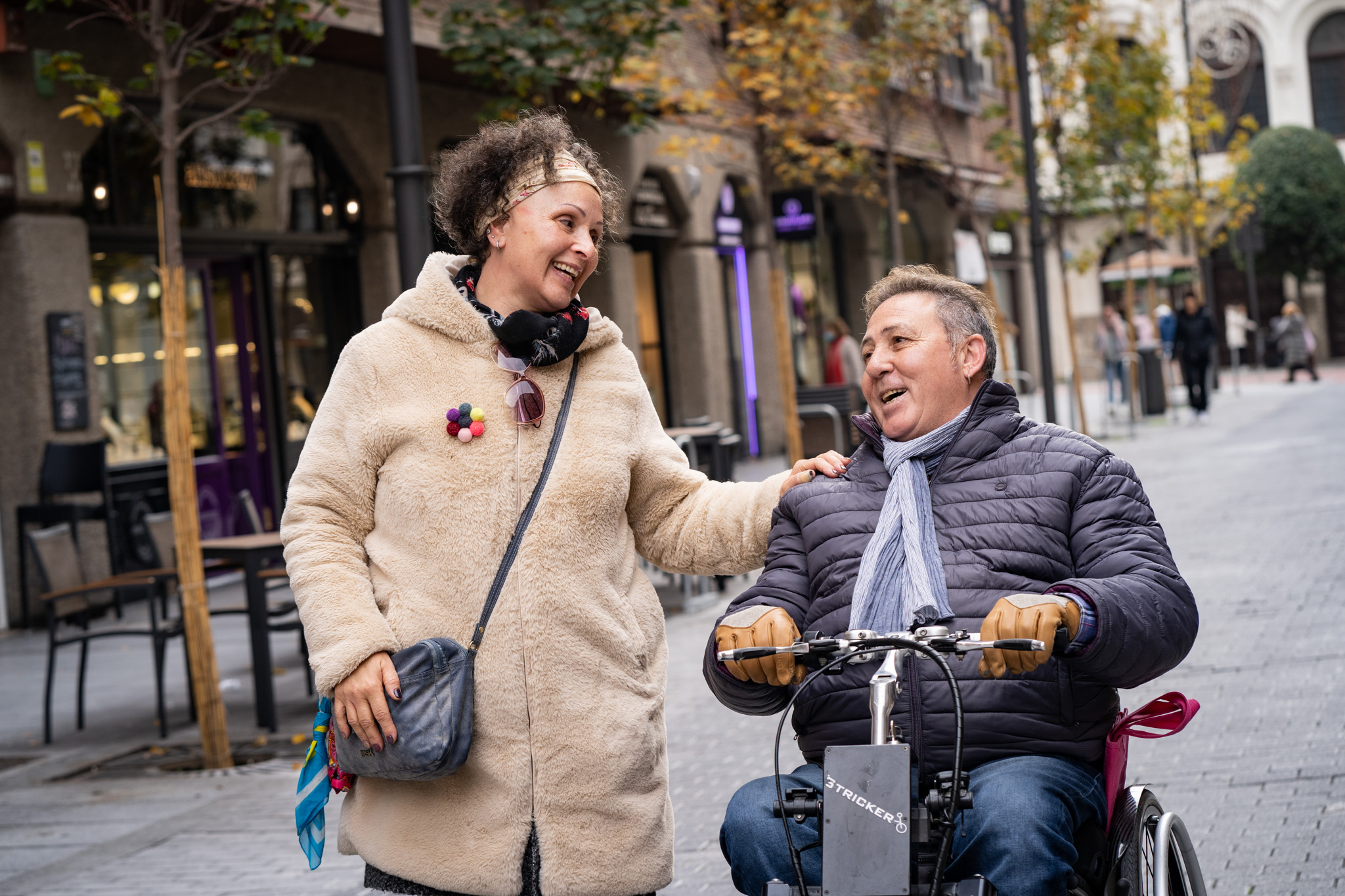 Persona con discapacidad y su asistente personal van por la calle