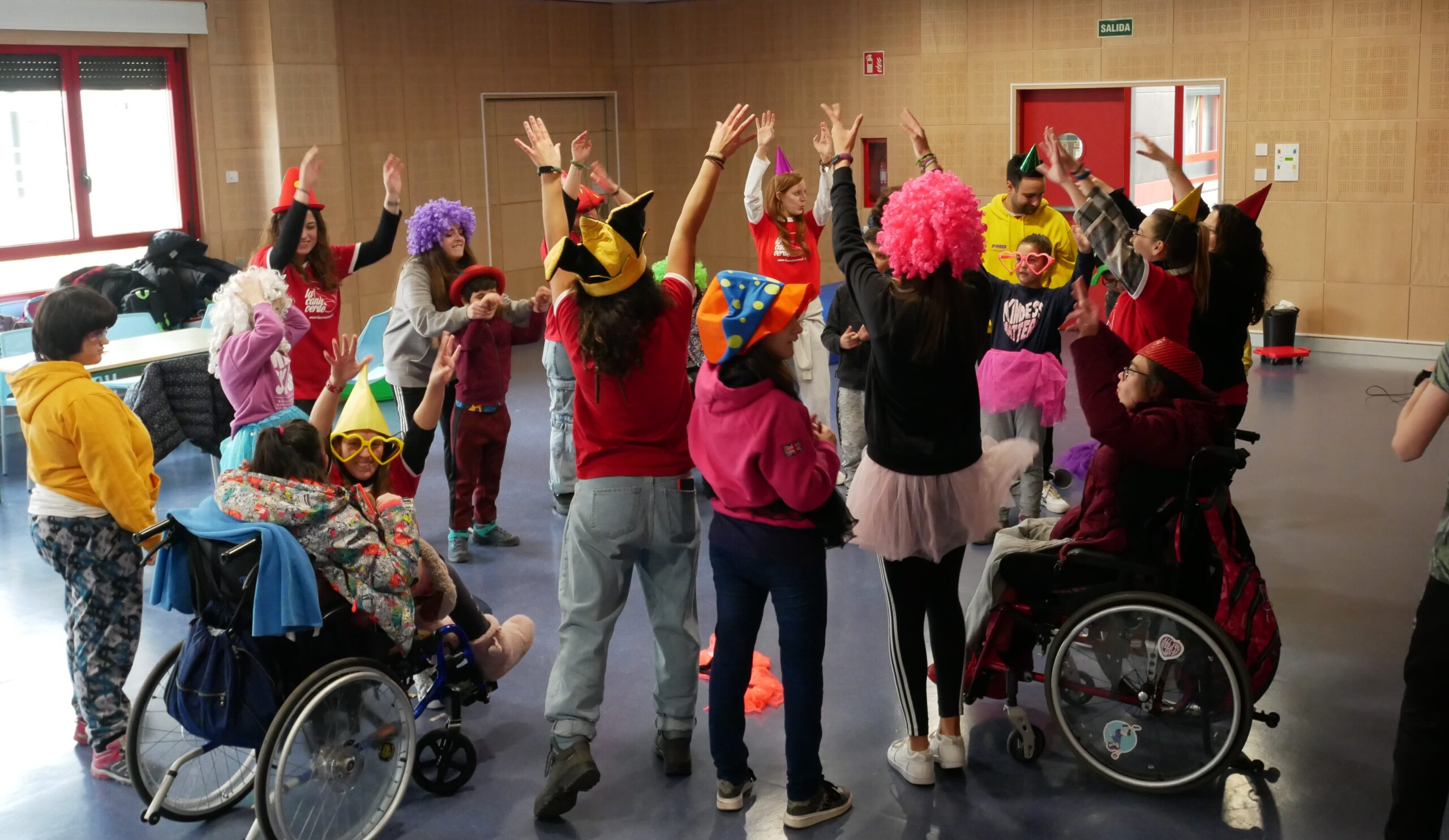 Menores y monitores bailan en el campamento de PREDIF Castilla y León