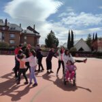 Menores y monitores bailan en el campamento de PREDIF Castilla y León