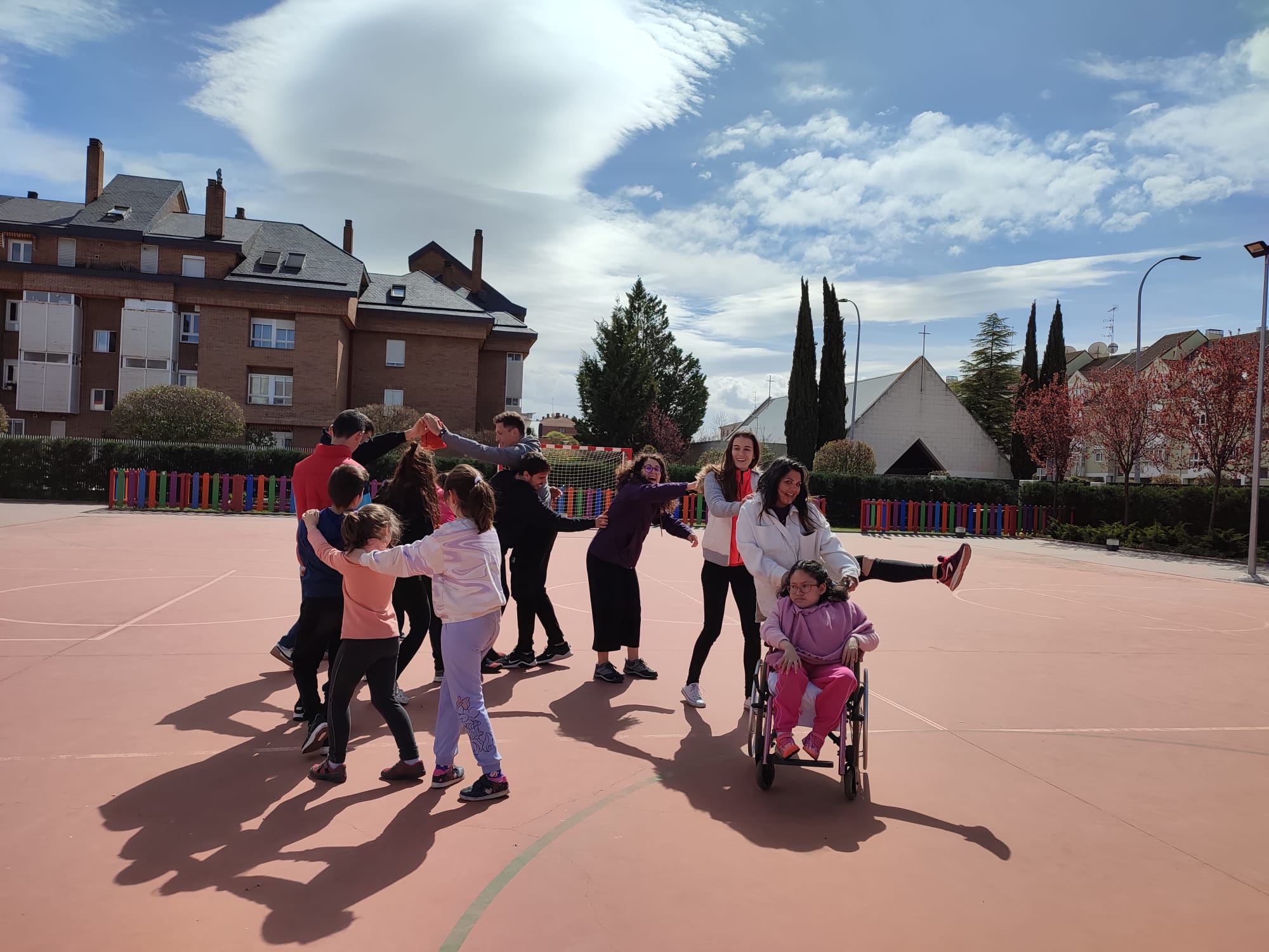 Menores y monitores bailan en el campamento de PREDIF Castilla y León
