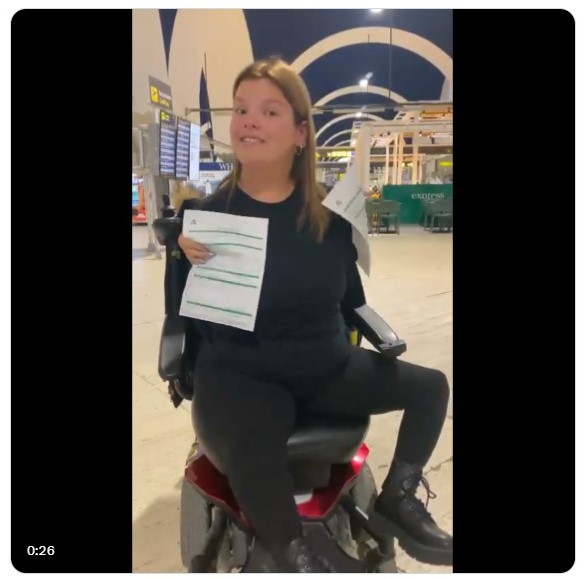 Joven usuaria de silla de ruedas denunciado en redes sociales
