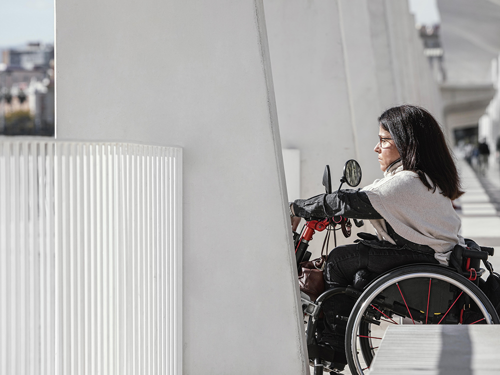 Mujer en silla de ruedas pensativa