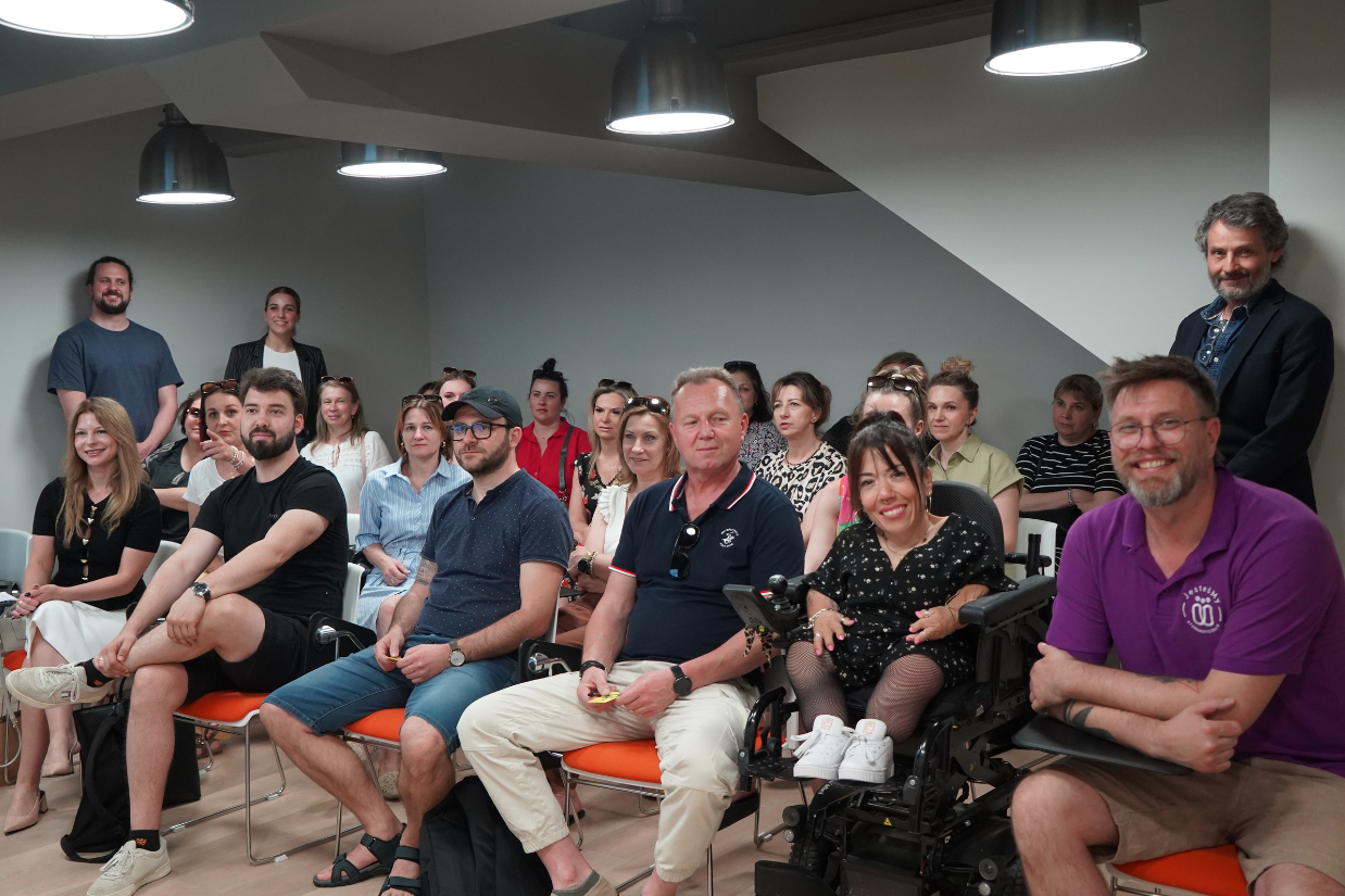 IMPULSA IGUALDAD recibe a 22 representantes de organizaciones polacas en una visita de estudio sobre vida independiente y accesibilidad