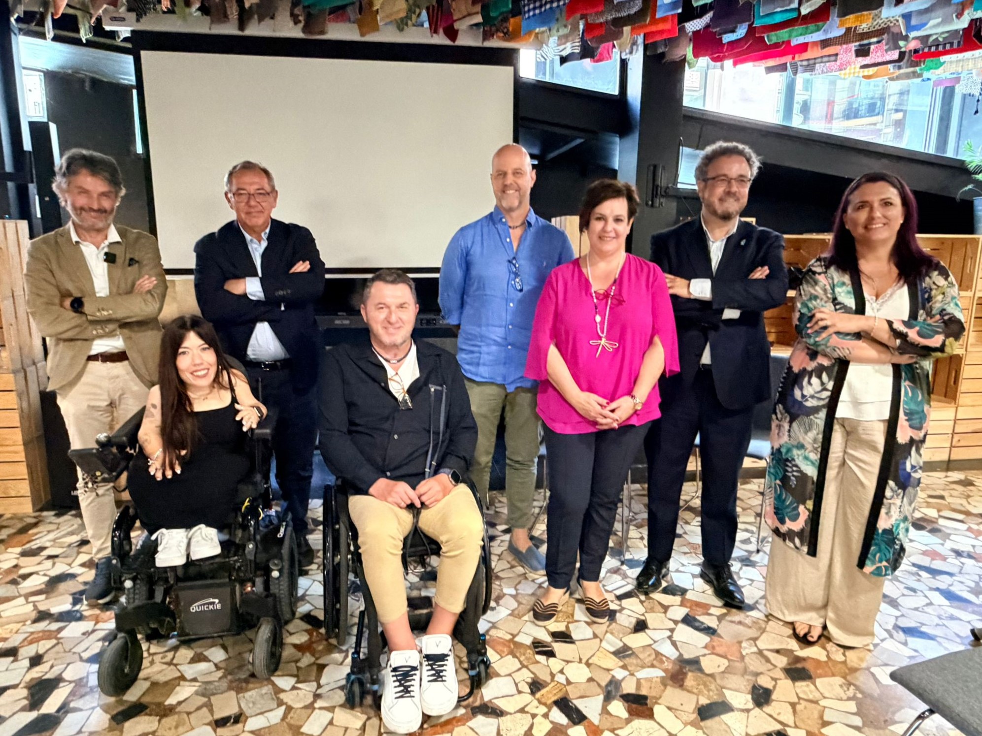 Foto de familia de las personas participantes en la jornada: inauguración, ponencia y mesa de debate.