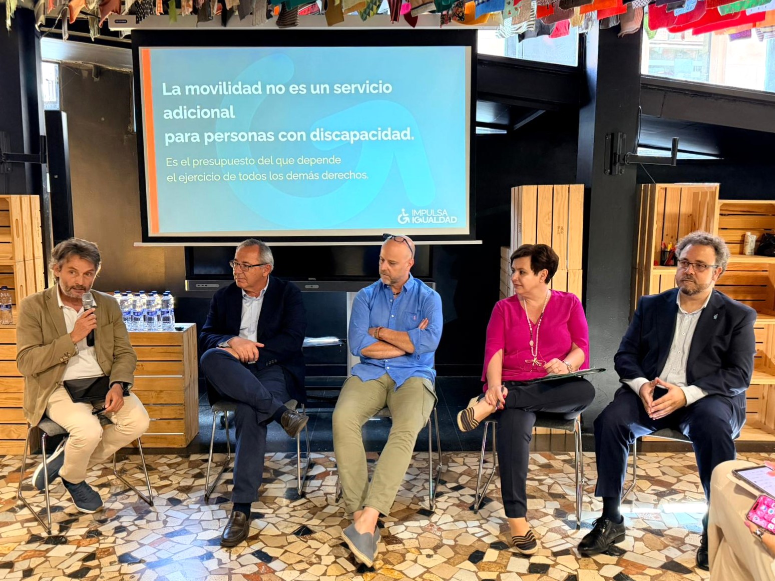 La mesa de debate, de izquierda a derecha: Ignacio Osorio de Rebellón Villar, Enrique Galván Lamet, Juan Paulino Redondo Berriatua, Susana Martín y Jesús García Lorente.